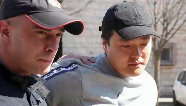 권도형 대표가 몬테네그로 법정에 출석하고 있다. 사진=갈무리