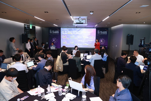 이영 중소벤처기업부 장관은 15일 서울 여의도 글래드호텔에서 열린 취임 1주년 기자간담회에서 발언하고 있다.출처=중기부