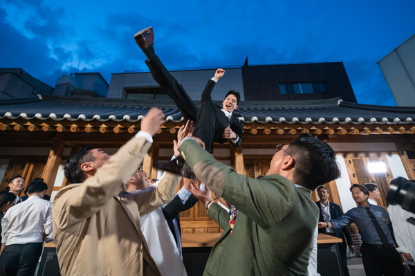 우승을 차지한 김민홍 바텐더가 동료들의 축하를 받고 있다. 출처=디아지오코리아