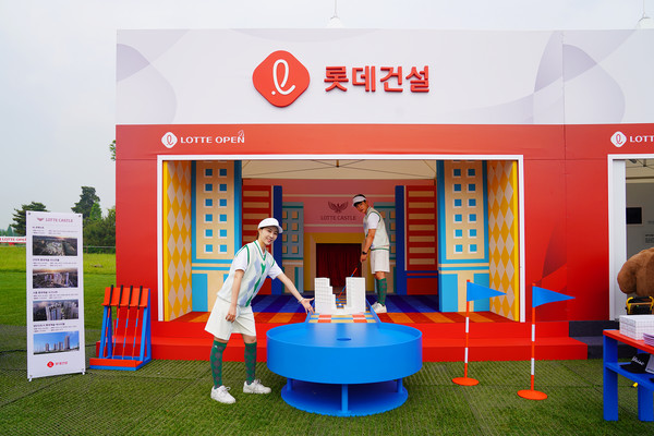 KLPGA 2023 롯데오픈 ‘롯데건설 부스’에서 모델들이 체험 이벤트를 진행하고 있다. 롯데건설 제공