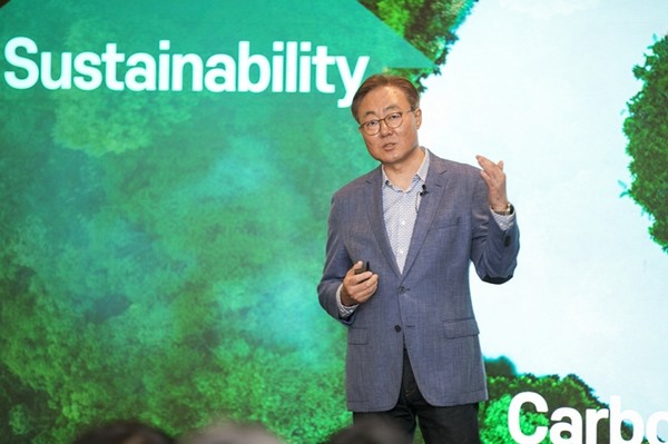 김준 SK이노베이션 부회장이 지난해 6월 미국 캘리포니아주에서 열린 ‘SK이노베이션 글로벌 포럼’ 기조연설에서 SK이노베이션의 그린 포트폴리오 구축 방향과 사업모델 혁신 의지를 소개하고 있다. 사진=SK이노베이션