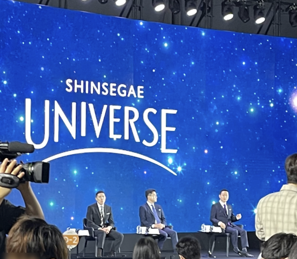 8일 삼성동 코엑스 1층에서 진행된 신세계 유니버스 페스티벌 행사에서 이인영 쓱닷컴 대표, 강희석 이마트 대표, 전항일 지마켓 대표가 질의응답 시간을 갖고 있다. 사진=이코노믹리뷰.