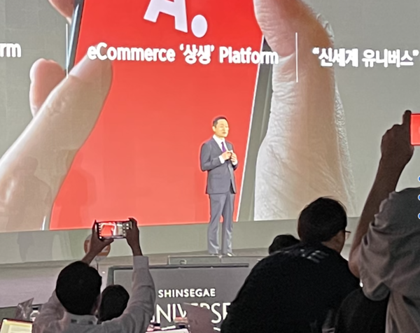 8일 삼성동 코엑스 1층에서 진행된 신세계 유니버스 페스티벌 행사에서 전항일 지마켓 대표가 연설을 하고 있다. 사진=이코노믹리뷰.