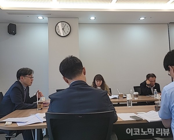 14일 오후 한국감정평가사협회 중회의실에서 열린 한국부동산정보학회 학술 대회에 참석한 전문가들이 관련 토론을 이어가고 있다. 사진=이혜진 기자