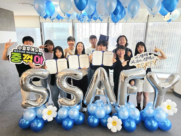 서울 강남구 삼성청년SW아카데미 서울캠퍼스에서 열린 'SSAF' 8기 수료식에 참석한 수료생들과 관계자들이 기념 사진을 촬영하고 있다. 사진= 삼성전자