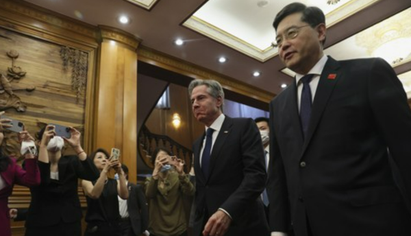 토니 블링컨 미국 국무장관이 18일(현지시간) 미국 국무장관으로는 5년 만에 중국을 방문해 친강 중국 국무위원 겸 외교부장과 걸어가고 있다. 사진=연합뉴스