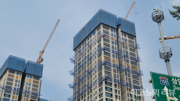 지난 14일 오후 서울 강동구 둔촌주공 재건축 현장에서 공사가 진행되고 있다. 전문가들은 재건축 규제 완화가 강남권 집값 상승에 호재로 작용할 것이라고 보고 있다. 사진=이혜진 기자