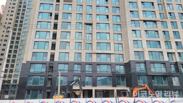 지난 14일 오후 서울 강남구 디에이치 퍼스티어 아이파크 신축 공사 현장에 포크레인 등이 놓여 있다. 전문가들은 올해 상반기까진 강남권의 공급 물량이 적지 않지만 하반기부턴 다시 부족해져 집값 상승의 요인이 될 것으로 전망한다. 사진=이혜진 기자