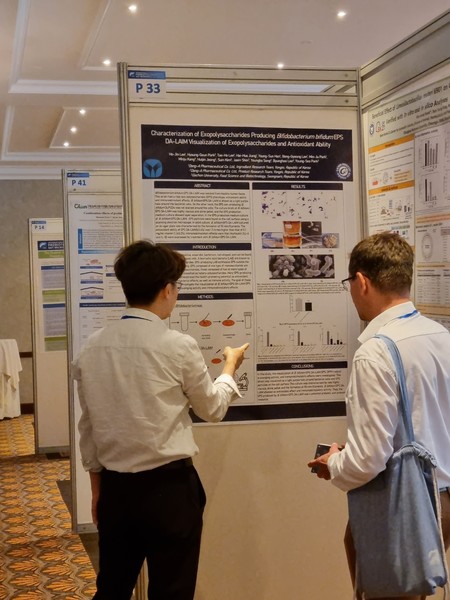 슬로바키아에서 20일부터 22일까지 열린 '2023 IPC 국제학회'에서 '동아제약 EPS 특허 유산균 2종의 연구 결과'포스터 세션을 학회 참가자들이 살펴보고 있다. 출처=동아제약