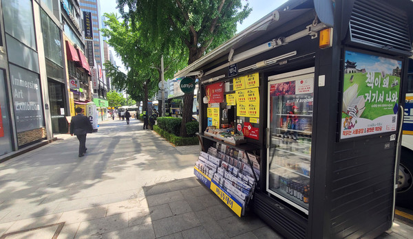 서울 신문로의 한 가판대에서 일간 신문들이 판매되고 있다. 출처=연합뉴스  