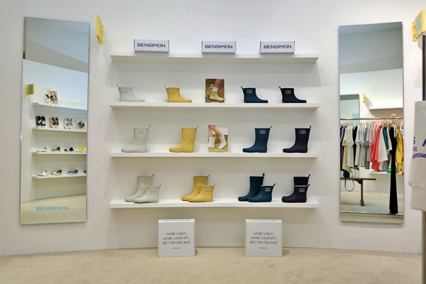 롯데백화점은 잠실 롯데월드몰 2층에 프랑스 라이프 스타일 브랜드 '벤시몽' 팝업을 열고 다양한 레인부츠를 선보인다. 사진=롯데백화점