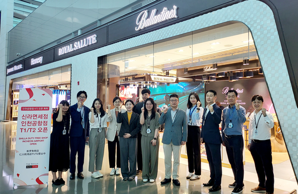 신라면세점 인천공항점 오픈을 기념해 김태호(오른쪽 다섯 번째) 호텔신라 TR부문장과 한영두(오른쪽 세 번째) 신라면세점 인천공항점장을 포함한 임직원들이 기념촬영을 하고 있다. 사진=신라면세점