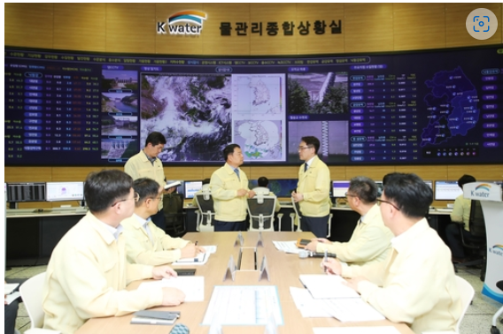 물관리 종합상황실에서 실시간 홍수대응 시스템을 점검하고 있다. 출처=한국수자원공사