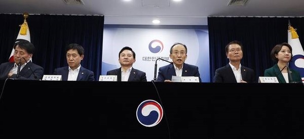 추경호 경제부총리 겸 기획재정부 장관이 4일 정부서울청사에서 열린 2023년 하반기 경제정책 방향 합동브리핑에 참석해 정부의 정책 방향에 대해 설명하고 있다. 사진 = 연합뉴스