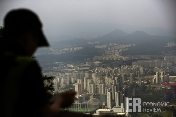 북한산에서 바라본 서울 아파트 전경. 사진 = 이코노믹리뷰.