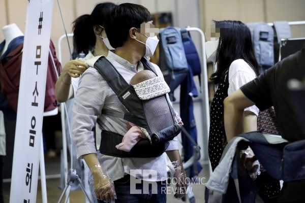  출산·육아박람회를 찾은 방문객들이 전시품을 둘러보고 있다. 사진=이코노믹리뷰