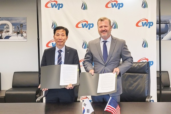 강세훈 한국서부발전 해외신사업처장(왼쪽)과 맷 쉬히 톨그래스에너지 CEO가 지난달 29일(현지시간) 미국 덴버시 톨그래스에너지 본사에서 양해각서를 체결했다. 사진=한국서부발전