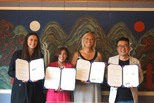 최성진 코리아스타트업포럼 대표(오른쪽)와 웰링턴, 카라치, 오르후스 슬러시드 관계자들이 지난달 28일 업무협약을 맺은 후 기념 촬영하고 있다. 코리아스타트업포럼 제공