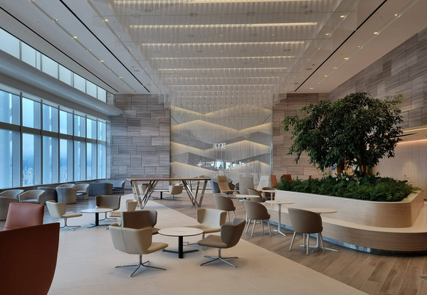 ‘코리아 유니크 베뉴’로 선정된 SKY31 컨벤션이 위치한 롯데월드타워 전경. 사진=롯데물산