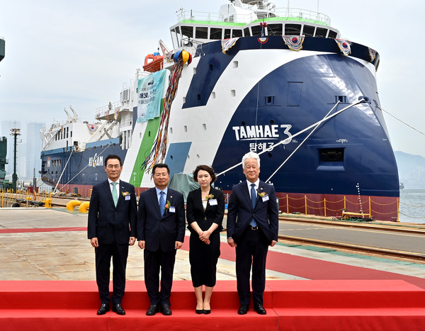 3D·4D 물리탐사연구선 진수명명식. 사진=HJ중공업