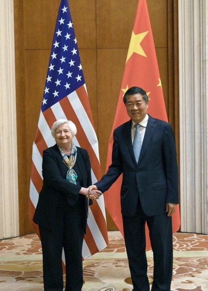 제닛 옐런 미국 재무부 장관과 허리펑 중국 국무원 부총리. 사진 = 연합뉴스