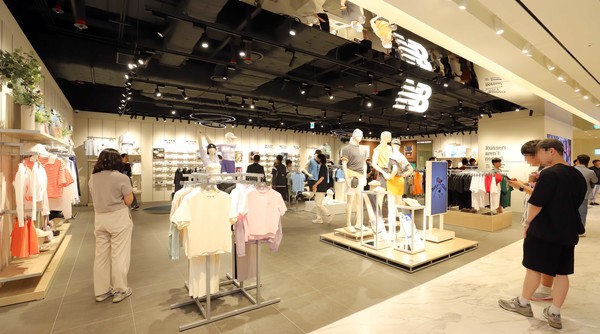 뉴발란스 메가샵. 사진=신세계백화점