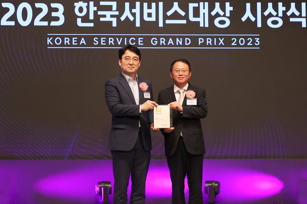 신동혁 대우건설 상무(왼쪽)가 강명수 한국표준협회 회장으로부터 2023 한국서비스대상 ‘종합대상’을 수상하고 있다. 대우건설 제공