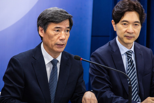 박구연 국무조정실 1차장(왼쪽)이 11일 오전 서울 종로구 정부서울청사에서 열린 후쿠시마 원전 오염수 방류 관련 일일 브리핑에서 발언하고 있다. 출처=연합뉴스