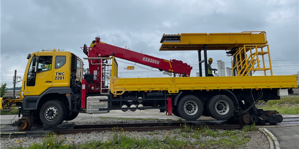 국가철도공단이 11일 시연회에서 투웨이카를 시범 운전하고 있다. [국가철도공단 제공]