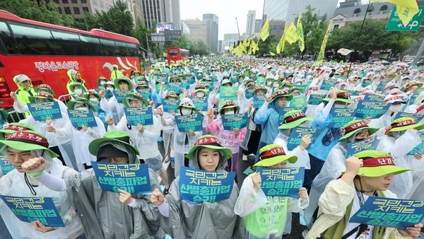 전국보건의료산업노조(보건의료노조) 조합원들이 13일 오후 서울 종로구 세종대로 일대에서 열린 산별 총파업 대회에서 인력·공공의료 확충, 간호간병통합서비스 전면 해결 등을 촉구하고 있다. 출처=연합뉴스