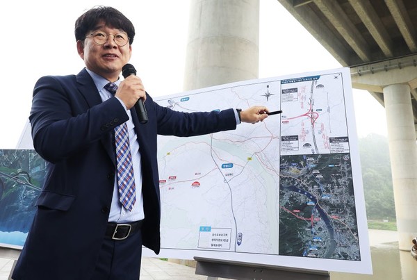 서울-양평고속도로 변경안을 제안한 이상화 동해종합기술공사 부사장이 13일 대안 노선 종점 JC 인근에서 국토부 출입기자단에게 사업 관련 내용을 설명하고 있다. 사진=연합뉴스