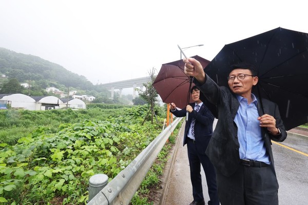 13일 경기도 양평군 양서면 서울-양평 고속도로 예타 노선 종점 인근에서 이용욱 국토교통부 도로국장과 이상화 동해종합기술공사 부사장이 노선 종점을 설명하고 있다. 사진=연합뉴스
