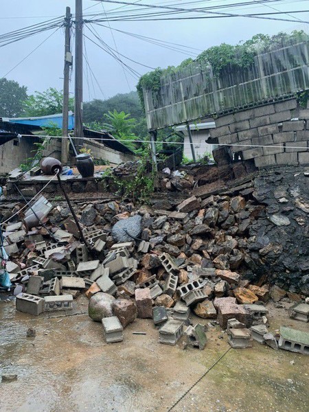14일 오후 경북 문경시 신기동의 한 주택 담벼락이 호우에 무너져내렸다. 사진 = 경북소방본부