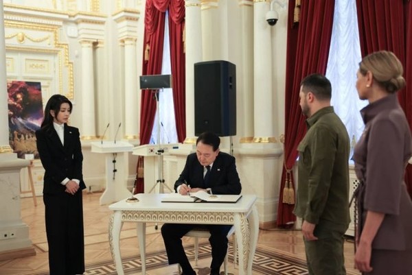 윤석열 대통령이 15일(현지시간) 우크라이나 키이우 마린스키궁에서 열린 한-우크라이나 정상회담에 앞서 방명록을 작성하고 있다. 사진 = 대통령실