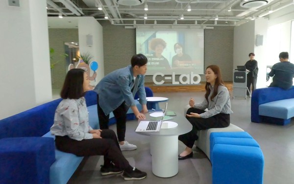 'C랩 아웃사이드 대구 캠퍼스'에서 스타트업 직원들이 아이디어를 나누는 모습. 사진= 삼성전자