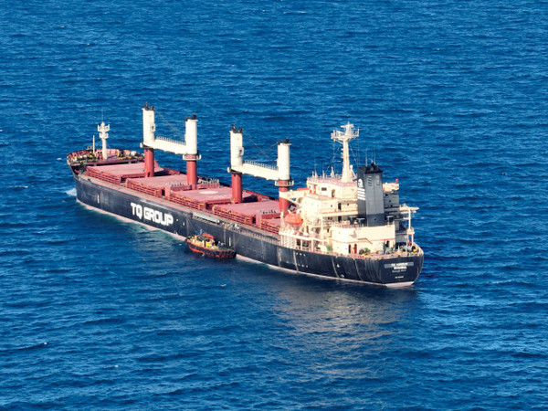 곡물을 실은 한 선박이 튀르키예 보스포루스 해협을 지나고 있다. 사진=연합뉴스