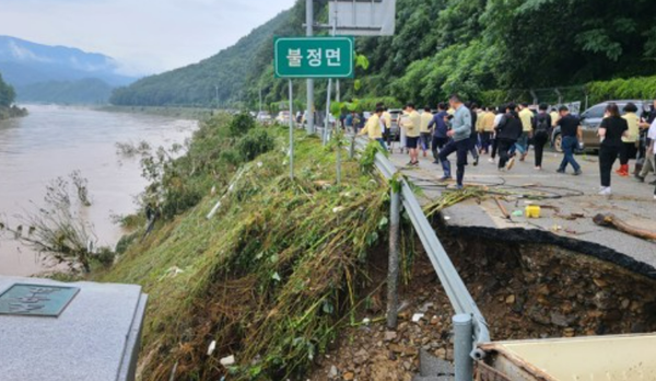 폭우로 괴산의 다리가 유실됐다. 사진=연합뉴스