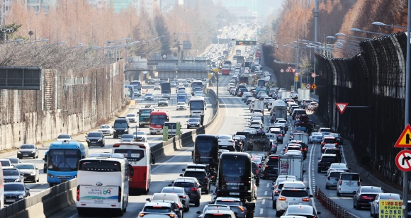 경부고속도로 잠원IC에서 바라본 하행선(오른쪽 부산방향). 사진=연합뉴스