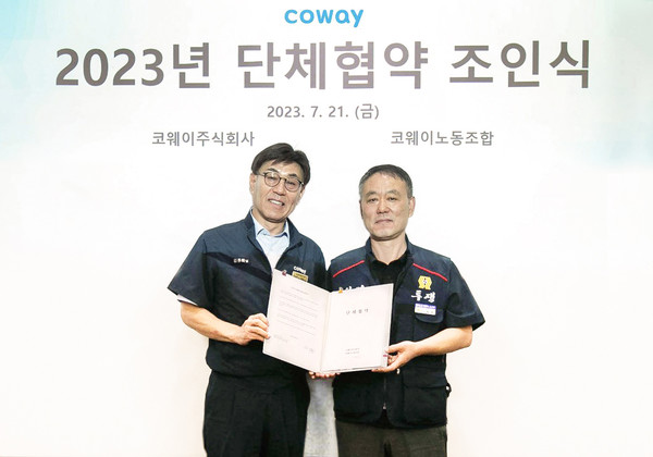 왼쪽부터 김동화 코웨이 생산본부장, 임재환 생산 코웨이노동조합 위원장. 사진=코웨이