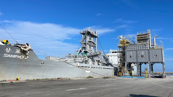 삼표시멘트가 26일 제주시 제주항에 시멘트 전용선을 투입한 가운데 시멘트 하역작업이 이뤄지고 있다. 삼표시멘트 제공