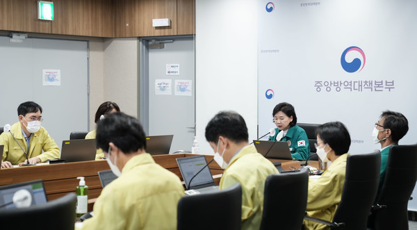 지영미 질병관리청장이 2일 충북 청주시 질병관리본부 긴급상황실에서 열린 코로나19 중앙사고수습본부 회의에서 발언하고 있다. 사진=연합뉴스