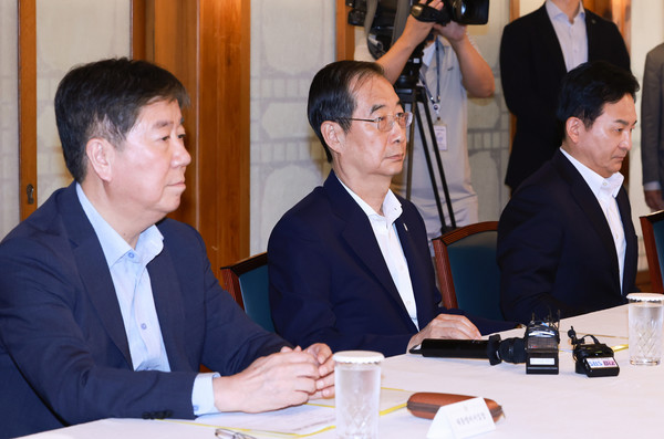 2일 오후 서울 종로구 총리 공관에서 고위 당정 협의회가 열리고 있다. 왼쪽부터 김대기 대통령 비서실장, 한덕수 국무총리, 원희룡 국토교통부 장관. 사진=연합뉴스