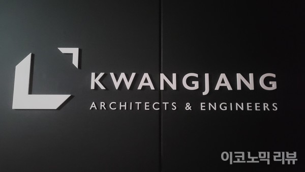 3일 오전 서울 송파구 문정동 ‘건축사사무소광장’ 입구 옆에 양각으로 CI가 새겨져 있다. 광주 붕괴사고의 감리사였던 이 회사엔 LH 퇴직자들이 근무하고 있다. 문정동은 LH 전관 업체가 가장 많이 몰려 있는 지역이다. 사진=이혜진 기자