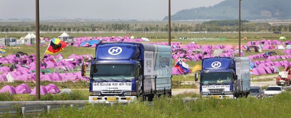 한진이 긴급으로 지원한 생수 지원 차량이 잼버리 야영장으로 이동하는 모습. 사진=한진