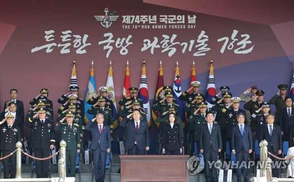지난해 10월 열린 74주년 국군의 날 기념식에서 윤석열 대통령이 장병들에게 거수경례 하고 있다. 사진=연합뉴스