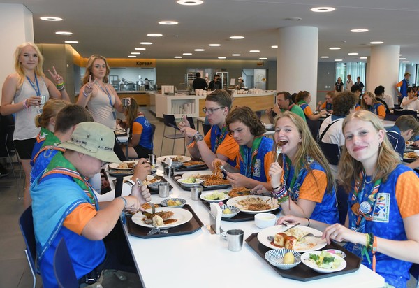 현대차그룹 인재개발원 마북캠퍼스에 입소한 네덜란드 스카우트 대원들이 9일 점심 식사를 하며 즐거워 하는 모습. 사진= 현대자동차그룹 