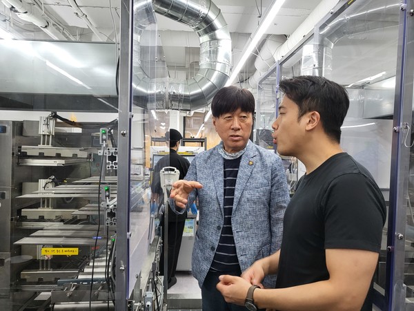 김용문원장이 'K-스타트업 통합관'으로 참여한 기업을 방문해 대화를 나누고 있다. 출처=창업진흥원