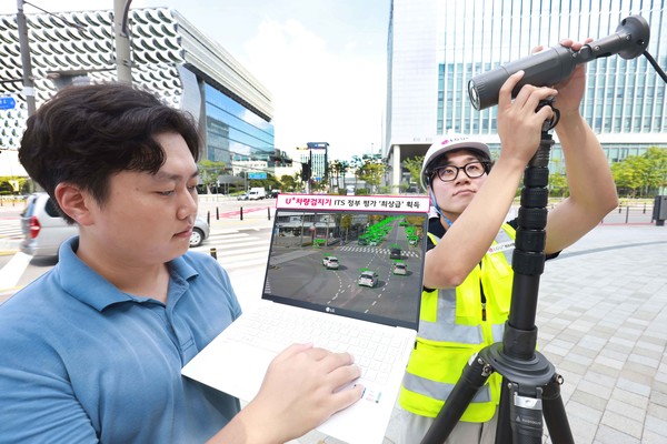 LG유플러스 사원들이 마곡사옥 앞 교차로에서 U+차량검지기를 테스트하고 있다. LG유플러스 제공