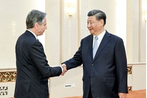 시진핑 중국 국가주석이 지난 6월 방중한 토니 블링컨 미국 국무장관과 악수하는 모습.  당시 시 주석은 "미중 양국의 성공은 서로에게 위협이 아니라 기회"라며 평화공존과 우호 협력을 강조했다.  중국이 최근 한국행 단체 비자 발급을 재개하는 등 우호 제스처를 취하고 있는 것은 미국의 중국 견제와도 무관치 않은 것으로 풀이된다. 출처=연합뉴스