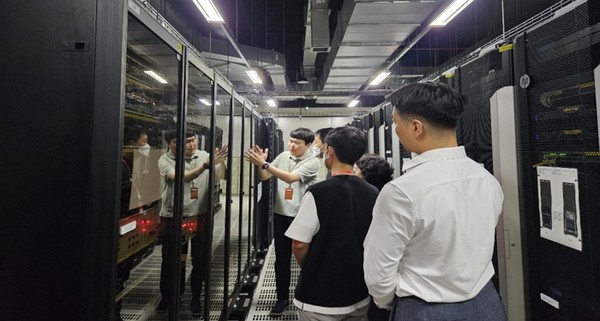 시민참여혁신단이 공공데이터 현장(원데이터 취득 전산실) 검증을 진행하고 있다. 사진=한국전력거래소